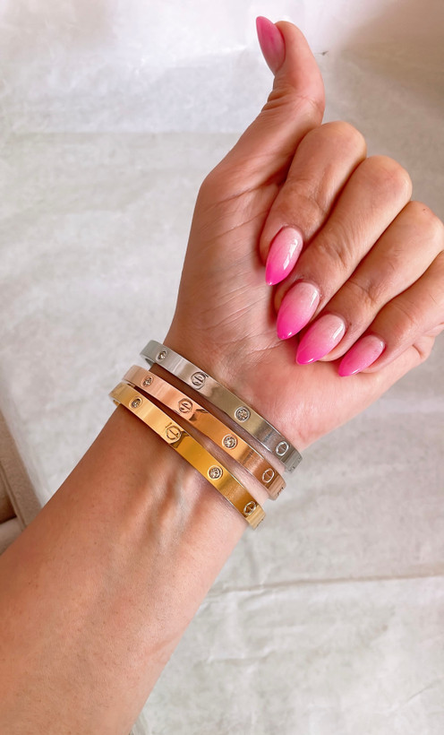 خرید انلاین بنگل لاو کارتیر نگین دار در شیراز