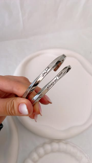 حک تاریخ و متن روی بنگل پیچی مردانه استیل