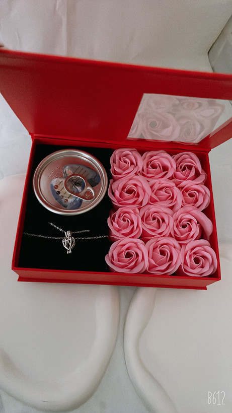 خرید و قیمت باکس گل رز با گردنبند مروارید عشق کادو روز زن