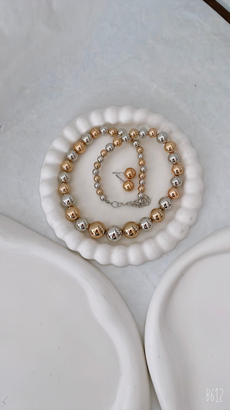 لیست قیمت گردنبند مروارید طلایی ست با لباس مجلسی