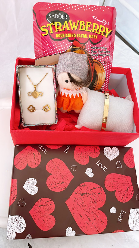 لیست قیمت کادو ولنتاین دخترانه و مردانه